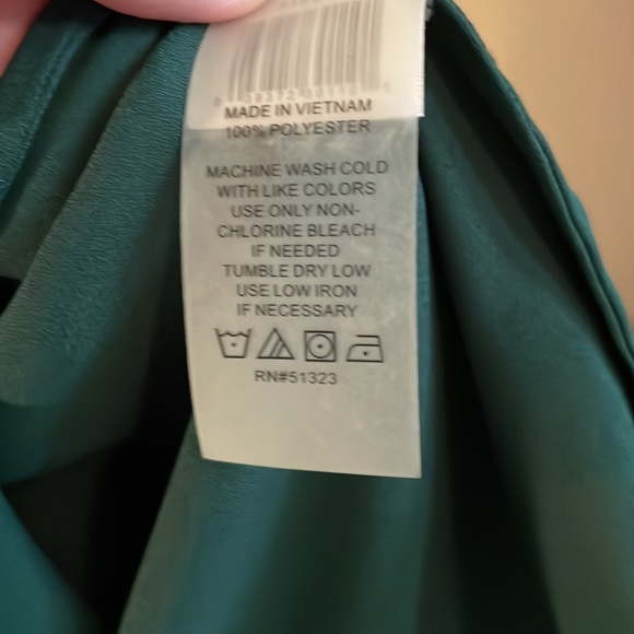 Vince Camuto - green, sleeveless, flowy blouse; high/low: size M - Picture 6 of 6